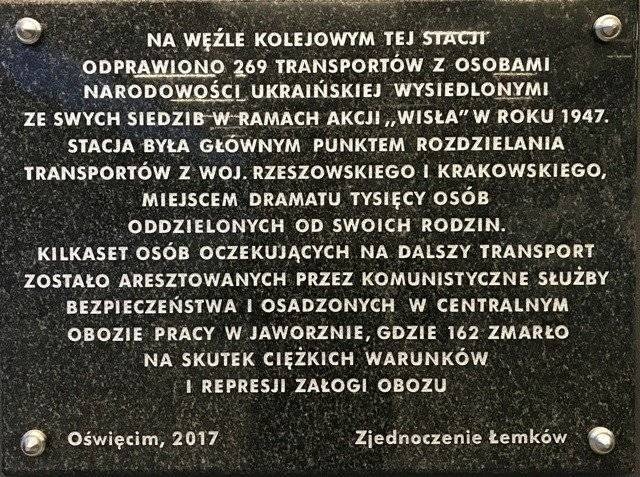 OŚWIĘCIM. Kontrowersyjna tablica pamiątkowa na dworcu PKP