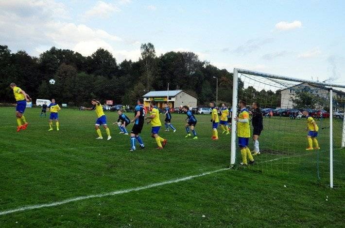 PIŁKA NOŻNA. Pora wyłonić pucharowych półfinalistów
