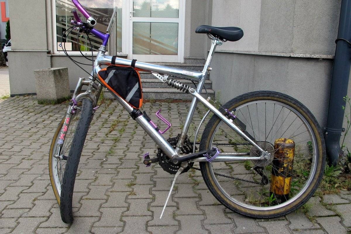 KĘTY. Wyjeżdżając z posesji uderzył w rowerzystkę. Kobieta trafiła do szpitala