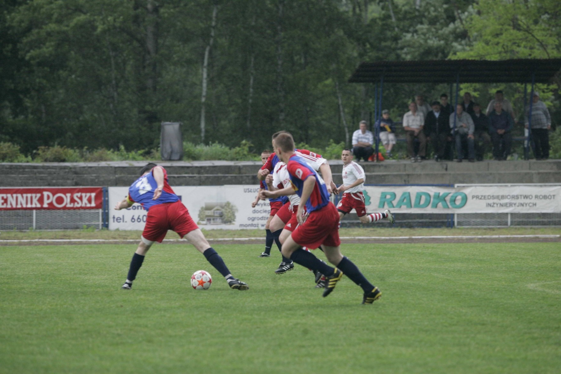 PIŁKA NOŻNA. Cenne zwycięstwo Chełmka. Ciekawie w Bobrku, czyli sobotnie wyniki
