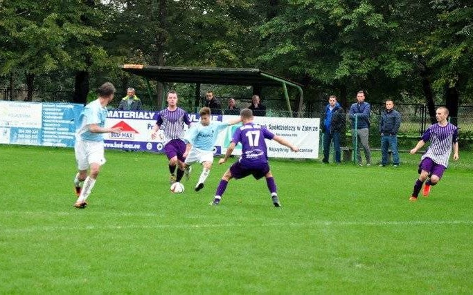 PIŁKA NOŻNA. Bolesna porażka Niwy, czyli mamy nowego lidera okręgówki! Komplet wyników