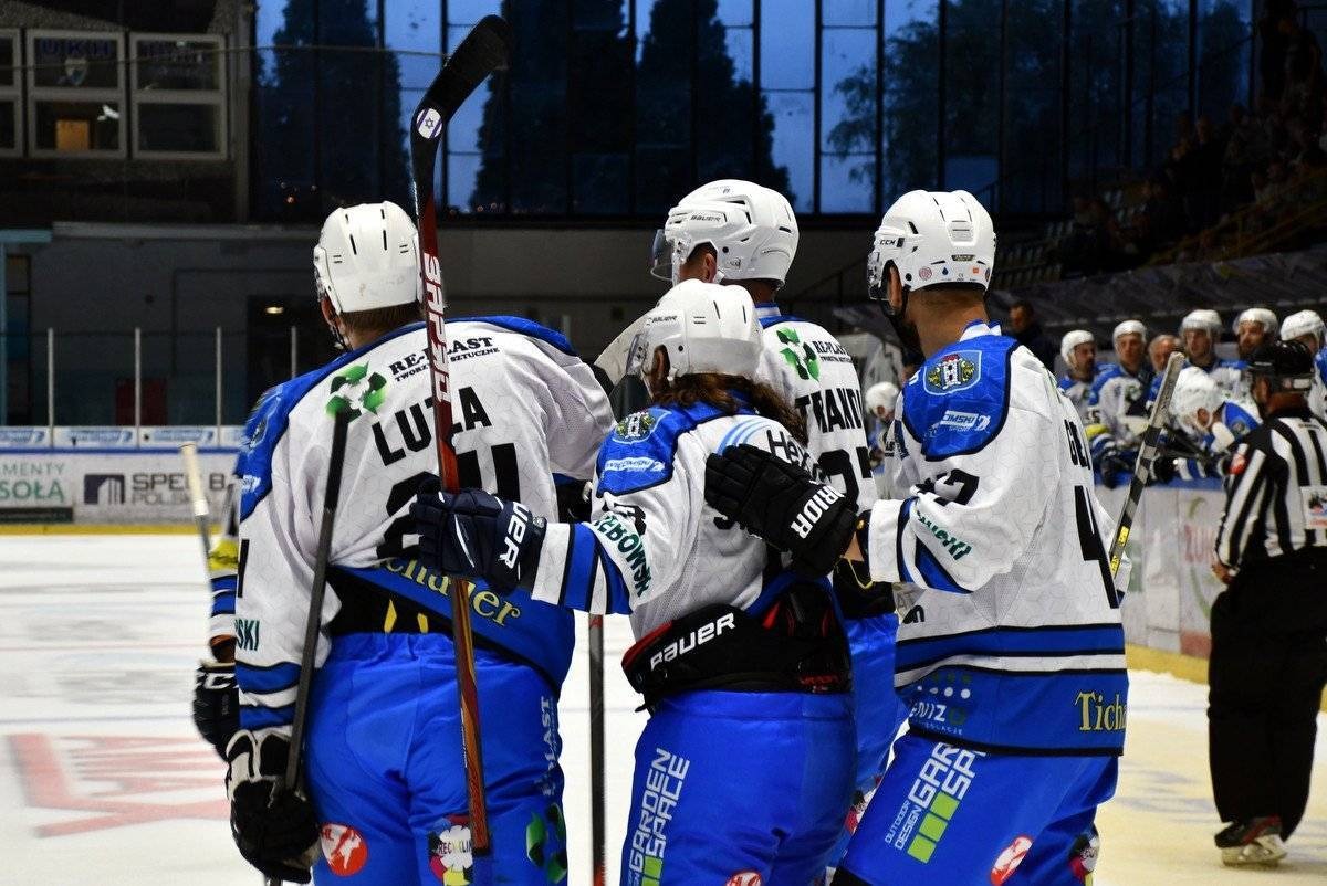 HOKEJ NA LODZIE. Clarke Saunders z czystym kontem