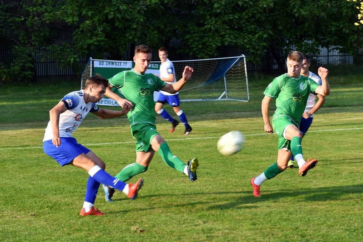 PIŁKA NOŻNA. Derby na szczycie klasy B. Futbolowy rozkład jazdy