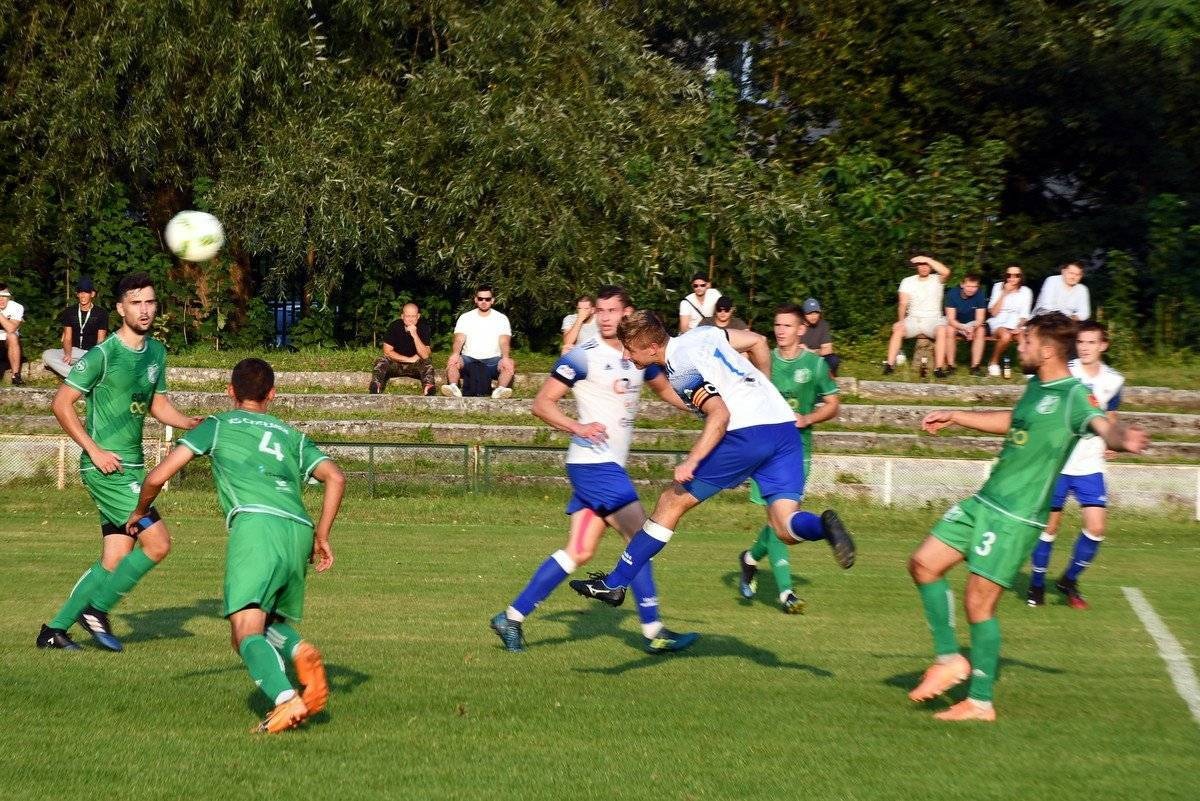 PIŁKA NOŻNA. Biało-niebiescy wracają do gry