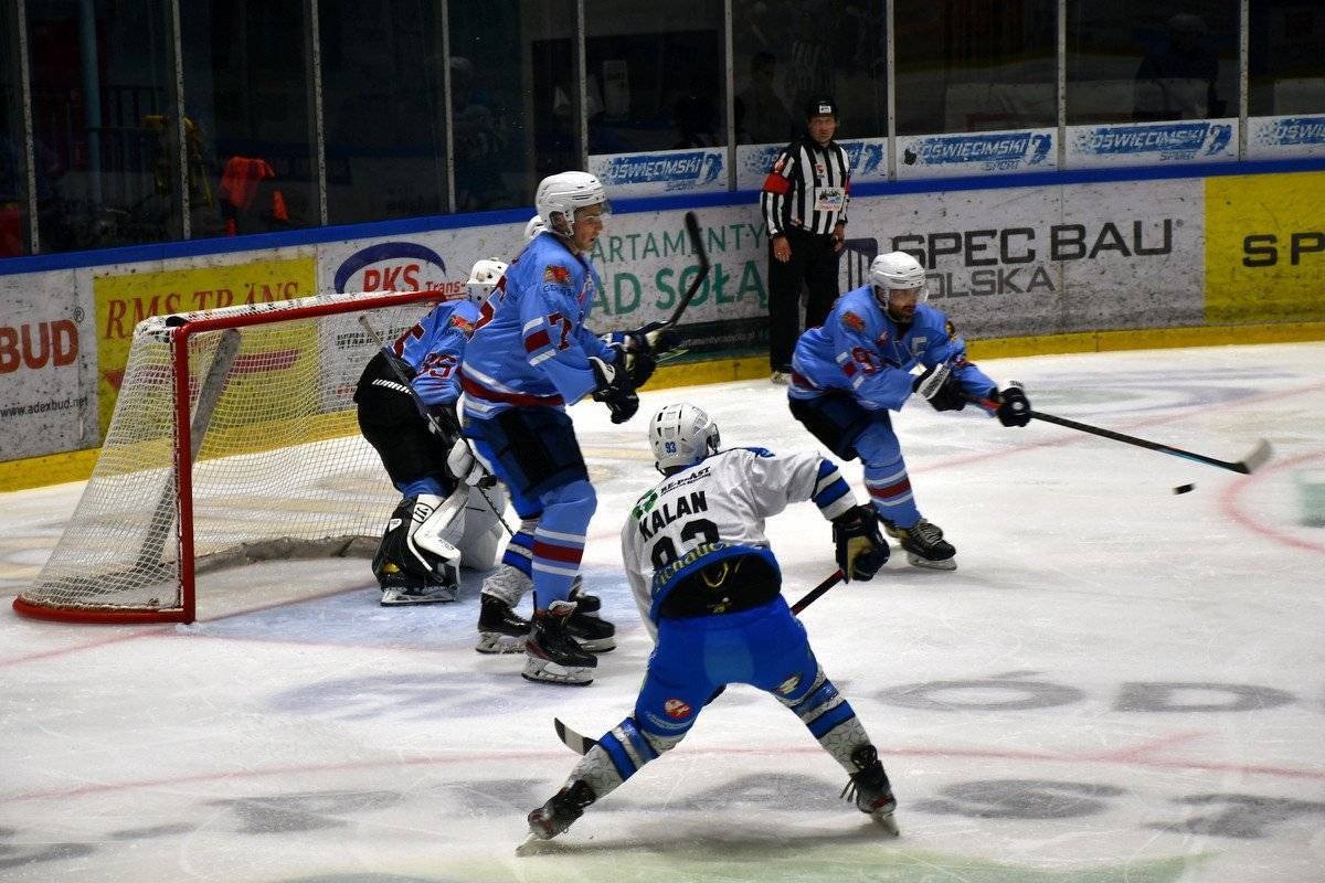 HOKEJ NA LODZIE. Szlagier z obostrzeniami