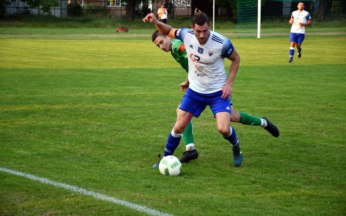 PIŁKA NOŻNA. Kadłubowe granie. Koronawirus i ulewy kontra futbol