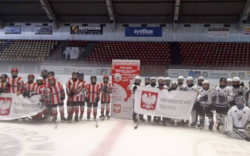 HOKEJ NA LODZIE. Oświęcimski narybek zaprezentował się we własnej hali