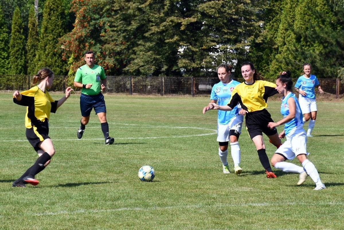 KOBIECY FUTBOL. Iskierki w środku stawki