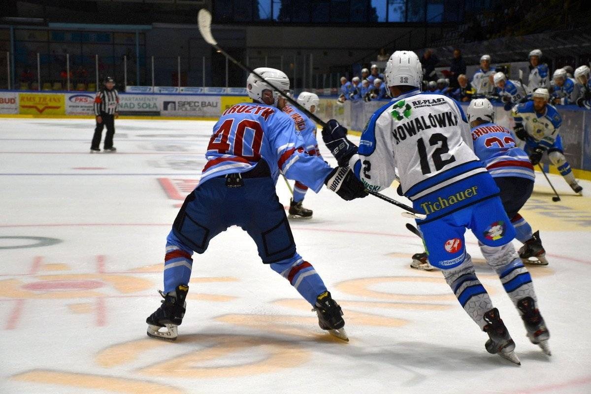 HOKEJ NA LODZIE. Lider zbyt mocny dla biało-niebieskich