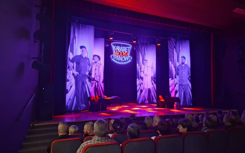 ‘Kabaret Młodych Panów’ kolejny raz rozbawił brzeszczańską publiczność
