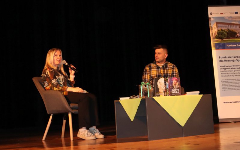 Jakub Małecki spotkał się z brzeszczańskimi czytelnikami