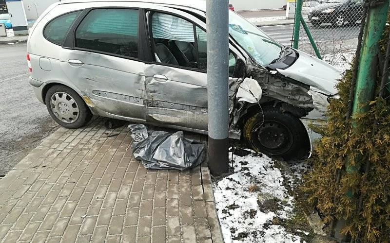 Zasole. Przejechał na czerwonym świetle i zderzył się z autobusem - InfoBrzeszcze.pl