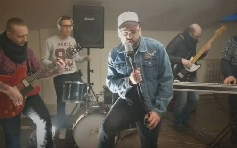 Bartek Słatyński wespół z Besides w coverze T.Love - InfoBrzeszcze.pl