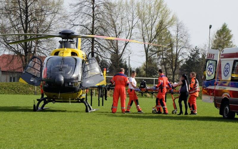 Brzeszcze. Na ratunek małemu dziecku- LPR lądował na stadionie -FOTO- InfoBrzeszcze.pl