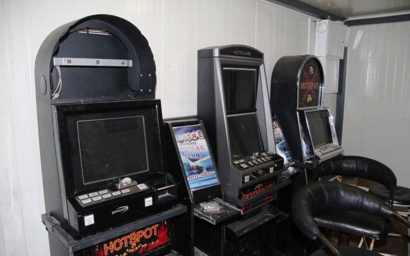 Zostawił dziecko w aucie, poszedł pograć na automatach - InfoBrzeszcze.pl