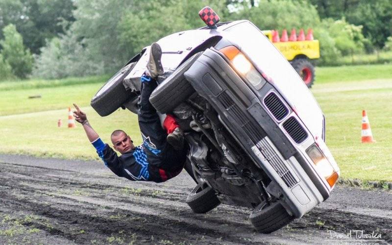 Ekstremalna pokazy samochodowo-motocyklowe na stadionie w Brzeszczach - InfoBrzeszcze.pl