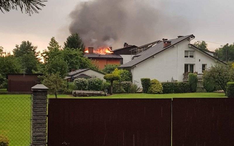 Pożar po uderzeniu pioruna - FOTO - InfoBrzeszcze.pl