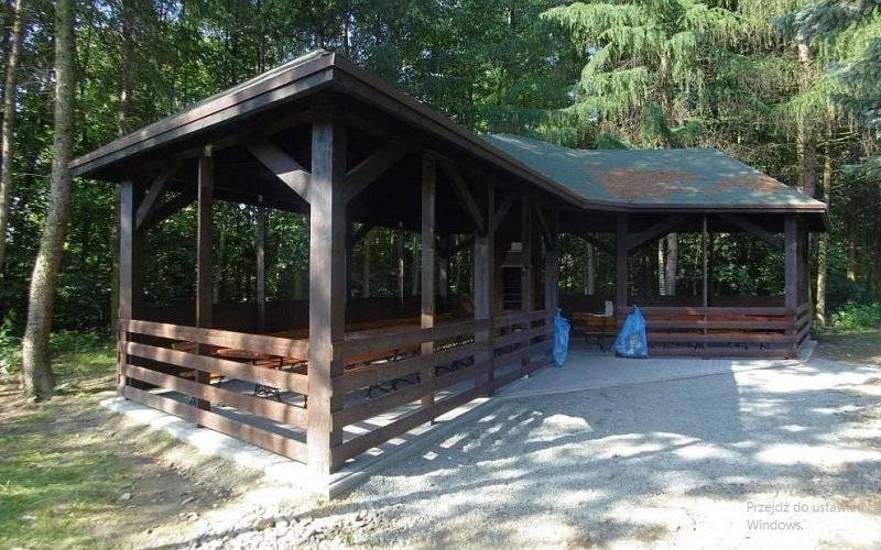 Kolejny etap budowy wiaty na Zasolu zakończony - InfoBrzeszcze.pl