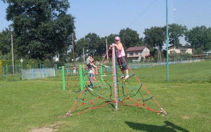 Nowe urządzenia na placu zabaw w Skidziniu - InfoBrzeszcze.pl