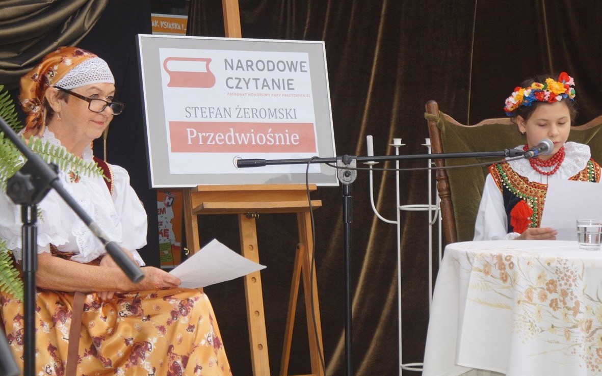 Narodowe Czytanie przed brzeszczańskim Ośrodkiem Kultury - Foto - InfoBrzeszcze.pl