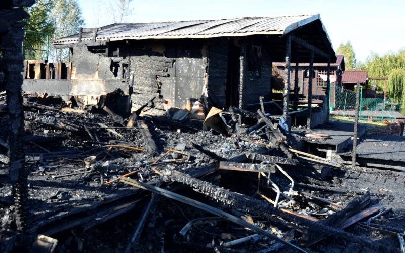 Wilczkowice. Spłonęły dwa domki rekreacyjne- wędkarze mówią o celowym podpaleniu -FOTO- InfoBrzeszcze.pl