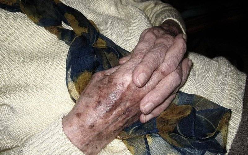 Dzielnicowi i pracownicy socjalni uratowali samotną staruszkę - InfoBrzeszcze.pl