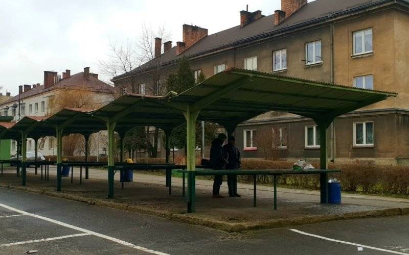 Burmistrz Radosław Szot zabiera głos w sprawie wiat na Placu Targowym - InfoBrzeszcze.pl