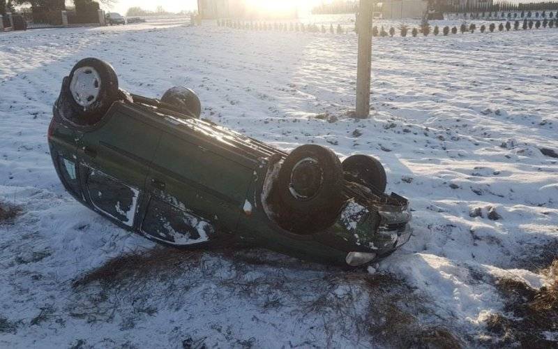 Dachowanie na ulic Bielskiej w Jawiszowicach- Policja apeluje o ostrożność -FOTO- InfoBrzeszcze.pl