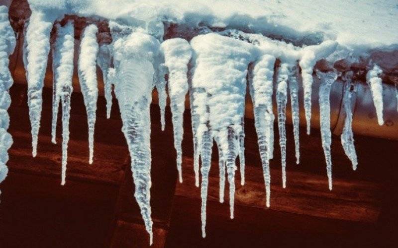 Usuwanie sopli i odśnieżanie chodnika to Twój obowiązek - InfoBrzeszcze.pl