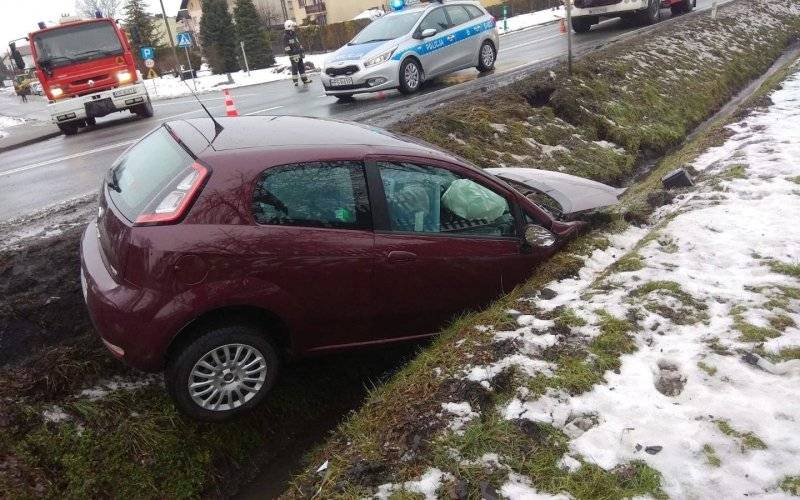 Groźne zdarzenie drogowe przy brzeszczańskim cmentarzu - InfoBrzeszcze.pl