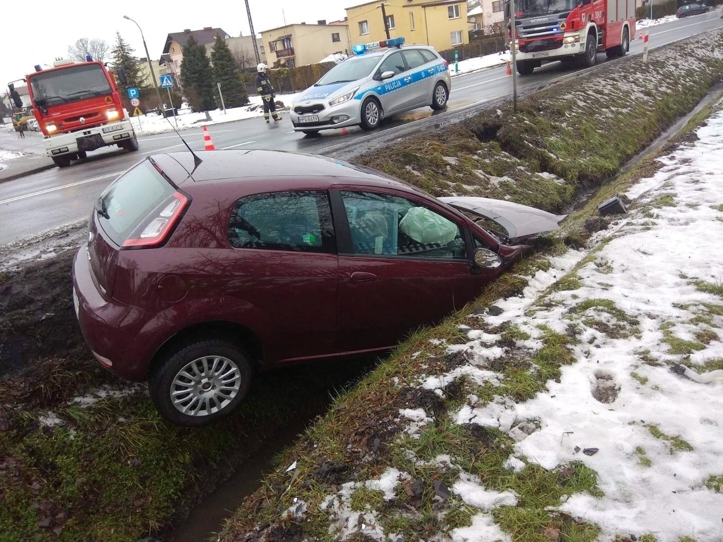 Groźne zdarzenie drogowe przy brzeszczańskim cmentarzu - InfoBrzeszcze.pl
