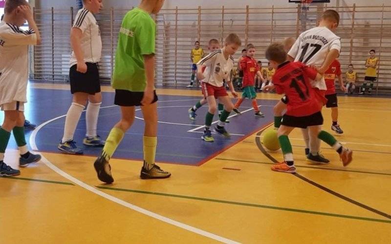 Rodzice zagrali ze swoimi pociechami na Halowym Turnieju - FOTO - InfoBrzeszcze.pl