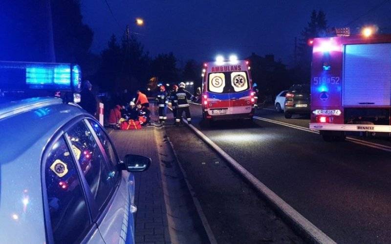 Zdarzenie drogowe na ulicy Pszczyńskiej w Brzeszczach- trzy osoby trafiły do szpitala -FILM- InfoBrzeszcze.pl