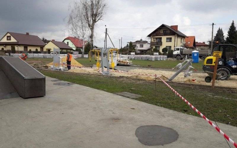 Trwa budowa zewnętrznej siłowni - InfoBrzeszcze.pl