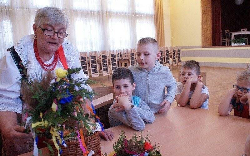 Panie z Koła Gospodyń Wiejskich uczyły dzieci robienia palm - InfoBrzeszcze.pl