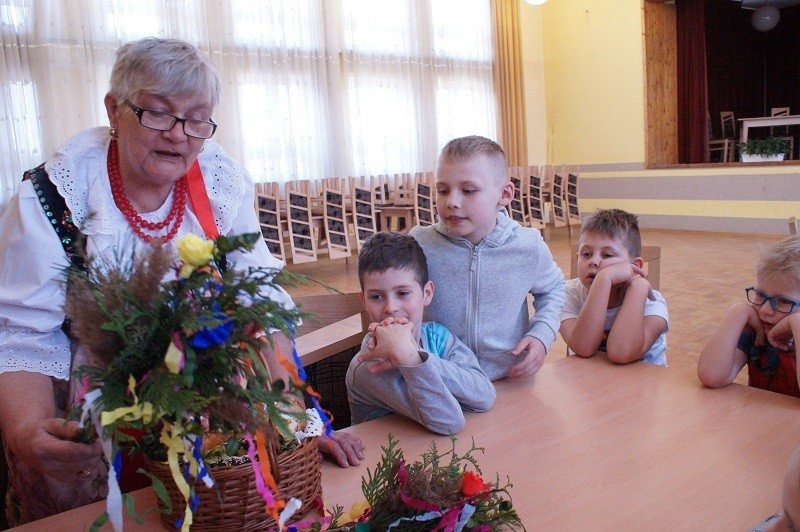 Panie z Koła Gospodyń Wiejskich uczyły dzieci robienia palm - InfoBrzeszcze.pl