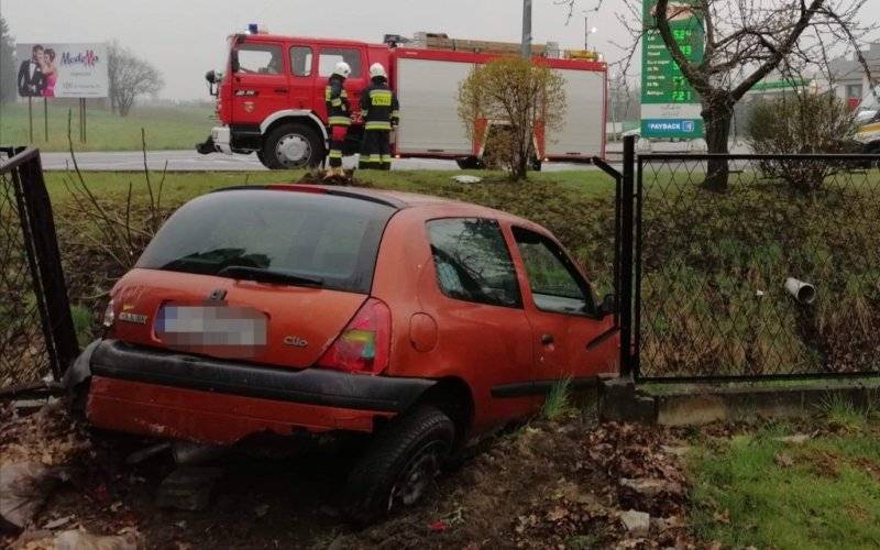 Clio wjechało w ogrodzenie cmentarza - InfoBrzeszcze.pl