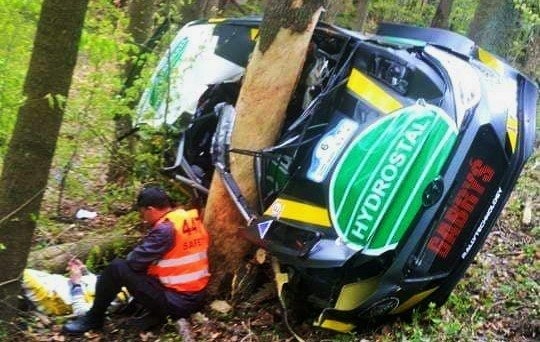Wypadek brzeszczańskiego rajdowca- Zbigniew Gabryś i pilot Artur Natkaniec trafili do szpitala -FILM- InfoBrzeszcze.pl