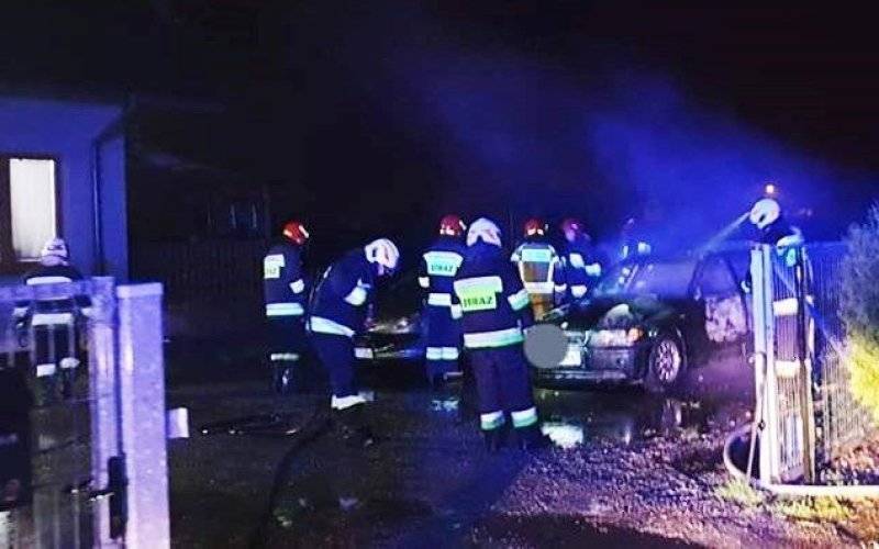Pożar samochodu przy ulicy Łęckiej w Jawiszowicach- strażacy zapobiegli tragedii - InfoBrzeszcze.pl