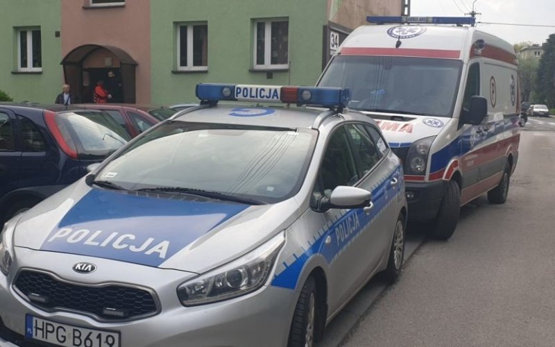 Nago biegał po klatce i wygrażał się sąsiadom- interweniowały służby ratunkowe - InfoBrzeszcze.pl