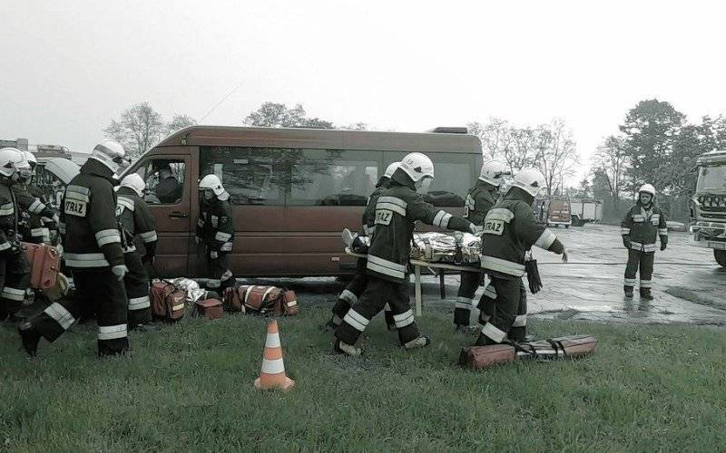 Kilkanaście osób poszkodowanych w wypadku busa- strażacy ćwiczyli w Brzeszczach -FILM/ZDJĘCIA- InfoBrzeszcze.pl