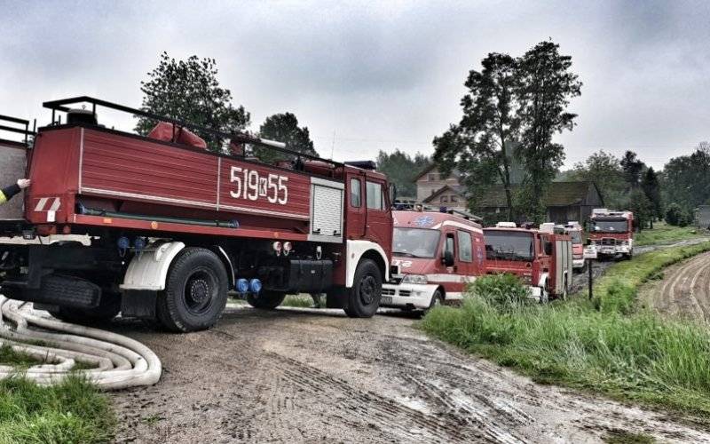 Pogotowie przeciwpowodziowe w Gminie Brzeszcze- strażacy usuwają skutki podtopień - InfoBrzeszcze.pl