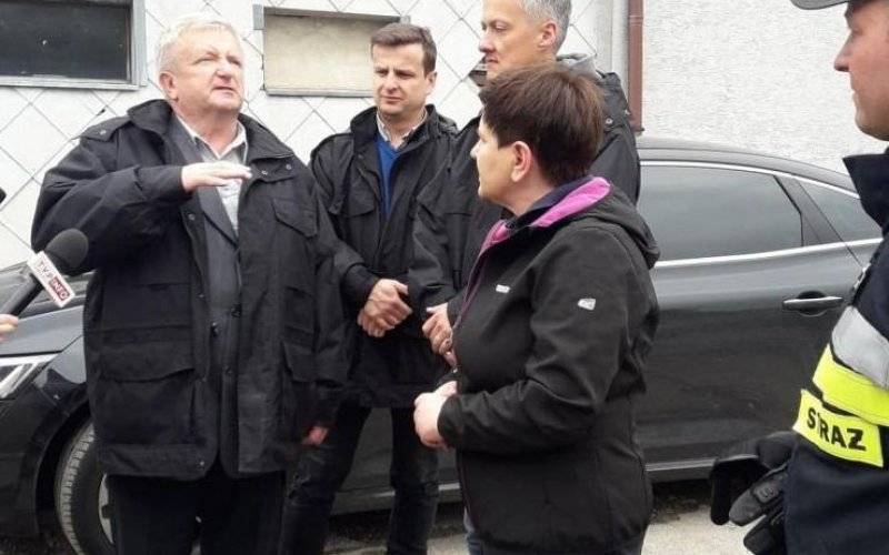 Wicepremier Szydło sprawdzała ze strażakami stan rzek - InfoBrzeszcze.pl
