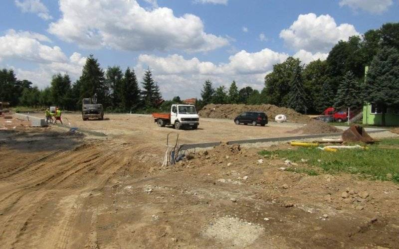 Na przyszkolnych boiskach robota wre... - InfoBrzeszcze.pl