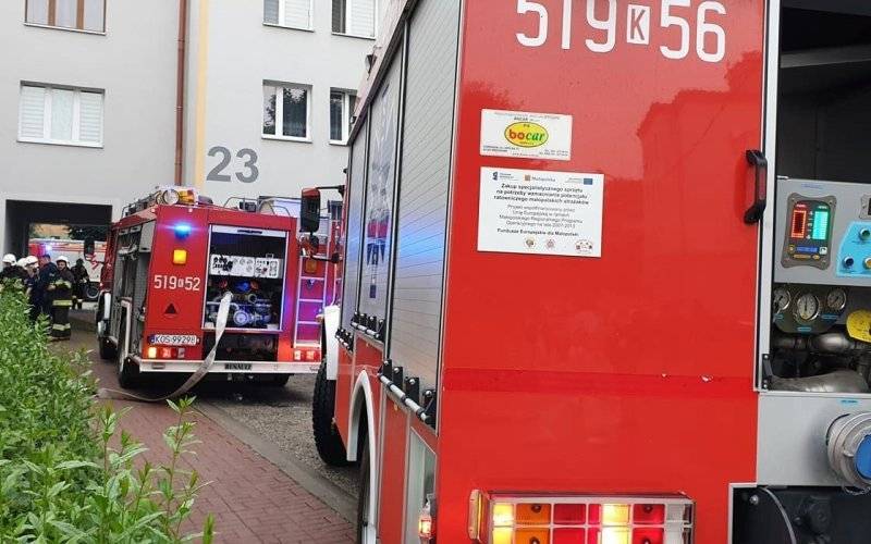 Siłowe wejście strażaków do jednego z mieszkań na ulicy 1-maja w Brzeszczach -FOTO- InfoBrzeszcze.pl