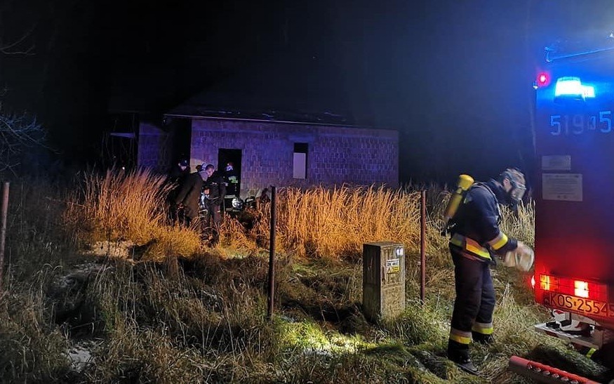 Strażacy zapobiegli tragedii- bezdomny został ewakuowany z budynku w którym doszło do pożaru - InfoBrzeszcze.pl