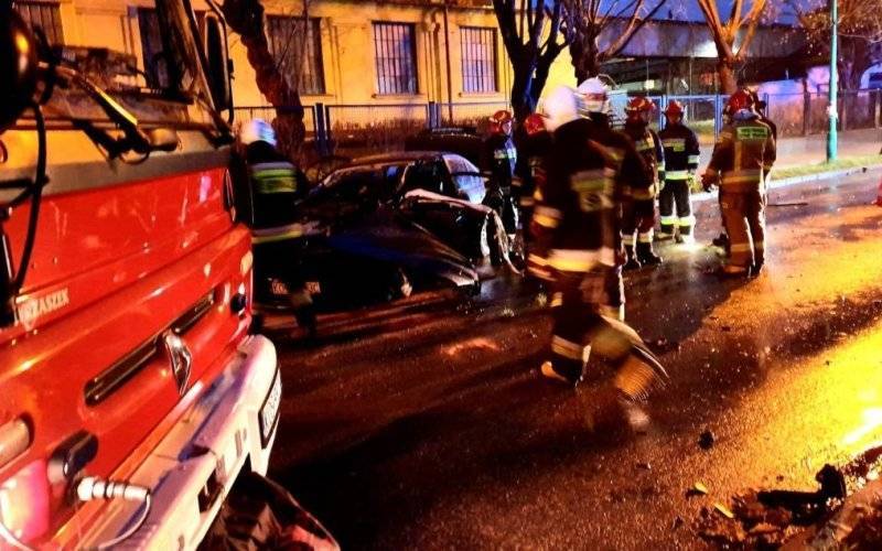 Wypadek na ulicy Kościuszki w Brzeszczach- rozpędzone BMW uderzyło w drzewo - InfoBrzeszcze.pl