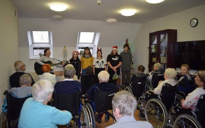 Dzieci z Koła Misyjnego odwiedziły chorych - InfoBrzeszcze.pl