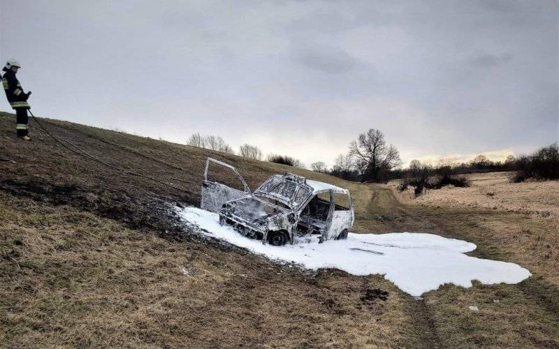 Pożar samochodu na wale wiślanym w Brzeszczach - InfoBrzeszcze.pl