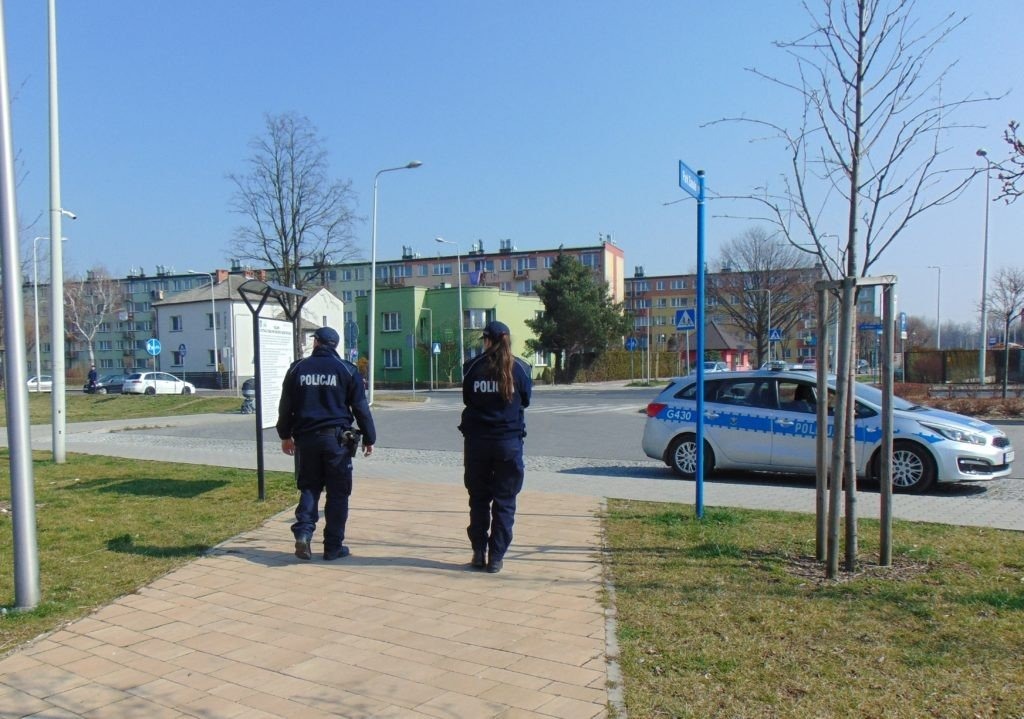 Policjanci czuwają nad bezpieczeństwem i apelują o stosowanie się do zaleceń - InfoBrzeszcze.pl